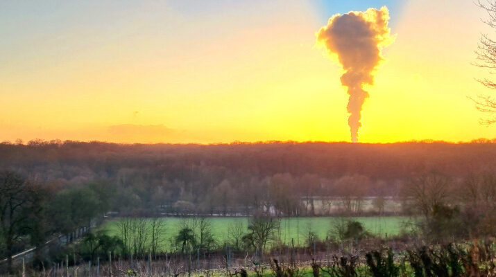 Sonnenuntergang mit Kraftwerkswolke