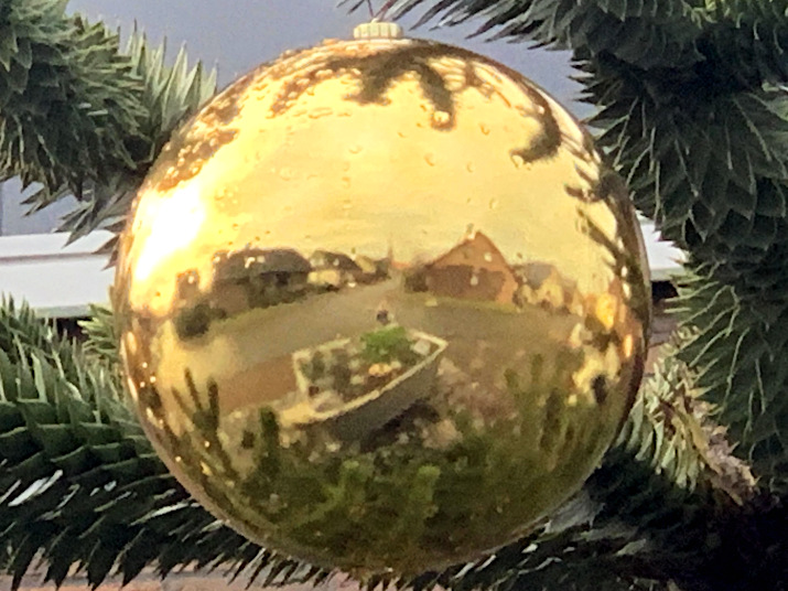 Goldene Weihnachtsbaumkugel