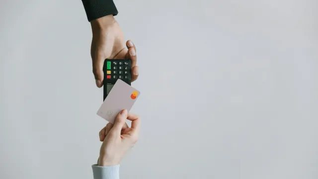 Kolumne: Bezahlkarte für Geflüchtete? – Pro und Kontra