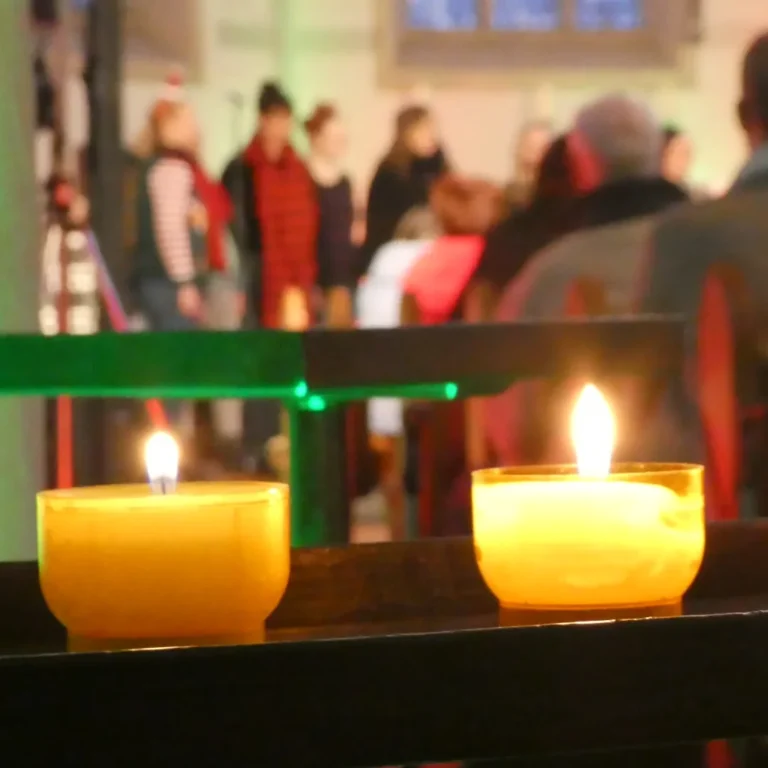 Kerzen zum Adventsmarkt in der Friedenskirche