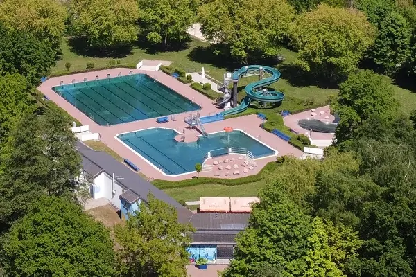 Freibadsaison gestartet: Schwimmen, Ehrenamt und Musik am Beckenrand