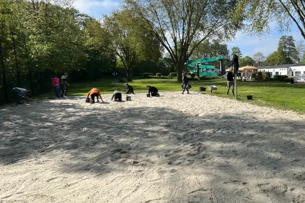 Viele Hände, schnelles Ende – Frühjahrsputz im Freibad