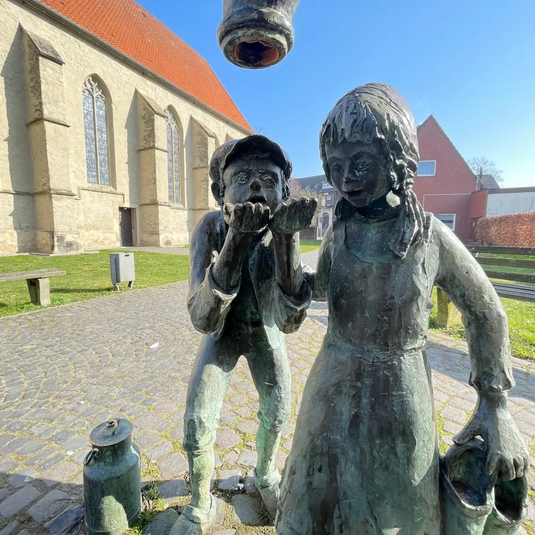 Skulptur Kinder an Wasserpumpe Skulptur Kinder am Brunnen in Selm, Friedenskirche